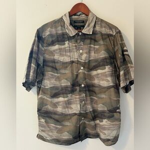 5/$20🎉 Banana Republic Men’s Organic Cotton Button Down Shirt Medium Camo